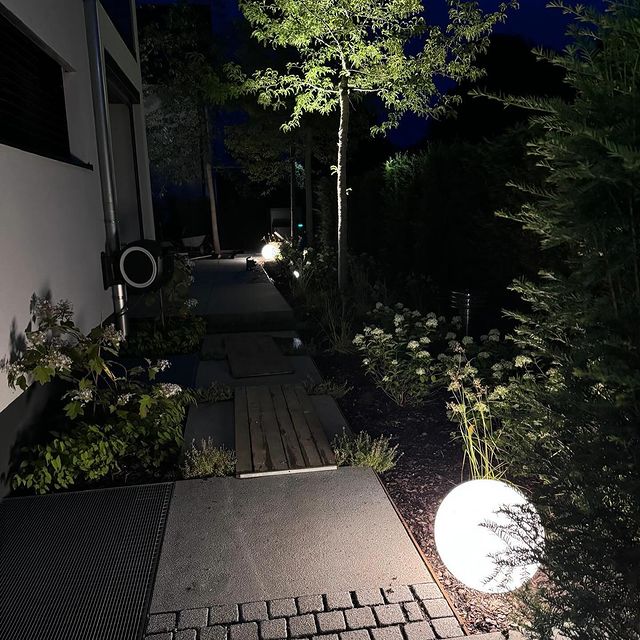 Das Lichtkonzept schaut nicht schlecht aus 😉  #huberaussenanlagen #2023 #garten #lager #baustoff #aussenanlagenhuber #projekte #rosenheim #landschaftsgaertner
#ausliebezumhandwerk #baustelle #traumgarten #rosenheim #regional #ausliebezurnatur #gartenpflege #schoenerwohnen #traumgarten #projektgarten #terrassenliebe #poolparty